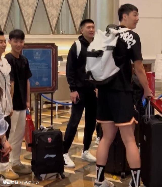 张译片场喊“到”令张艺谋感动落泪《狙击手》实力派班底备受观众信任在《狙击手》此次释出的预告结尾处，张译饰演的连长眼含热泪、声嘶力竭地带领狙击手们喊出“五班，到！”的口号，这份视死如归的爱国情怀感动了万千观众